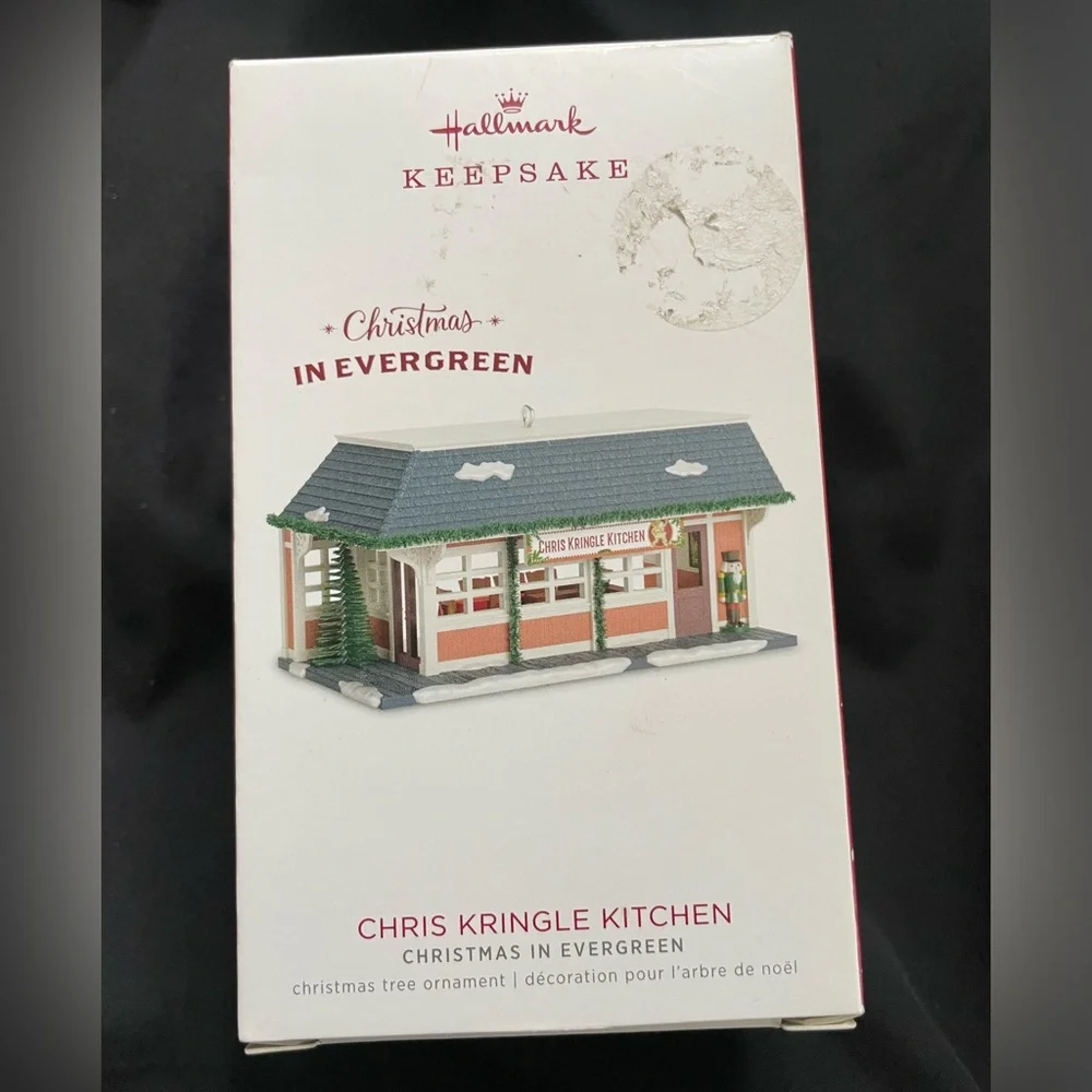 HALLMARK KEEPSAKE ORNAMENT Chris Kringle Kitchen 2018 in Box Christmas Evergreen - Picture 1 of 8